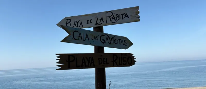 Carteles artesanales de madera de las playas de La Rábita frente al mar