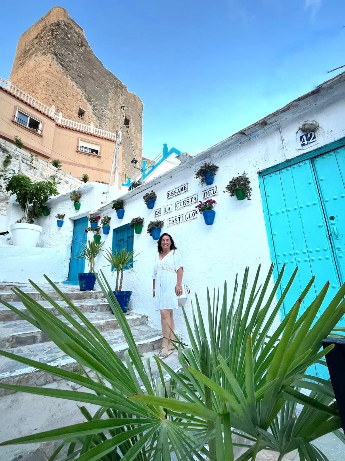 La cuesta del castillo de La Rábita: casas encaladas, macetas azules y el castillo en lo alto