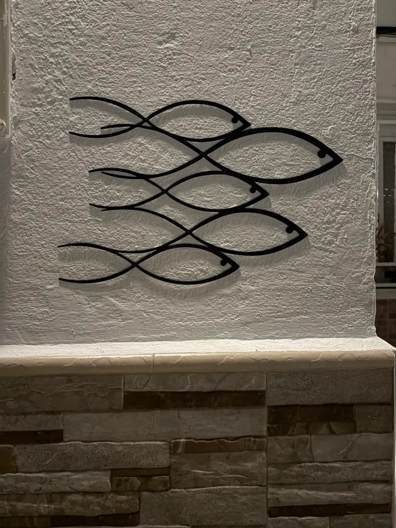 Relieve artesanal de peces en la pared