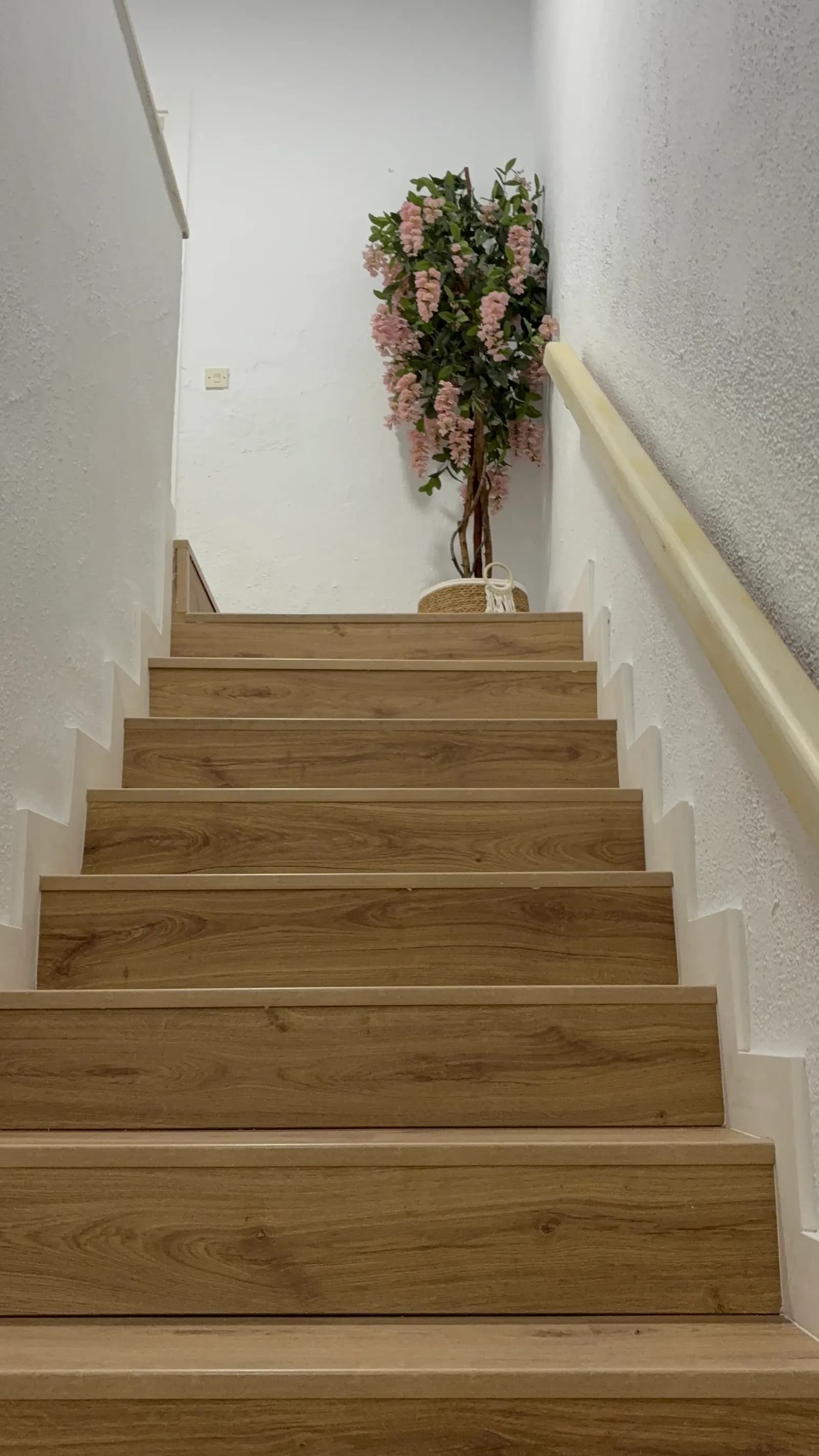 Escalera de roble que conecta las plantas de la casa