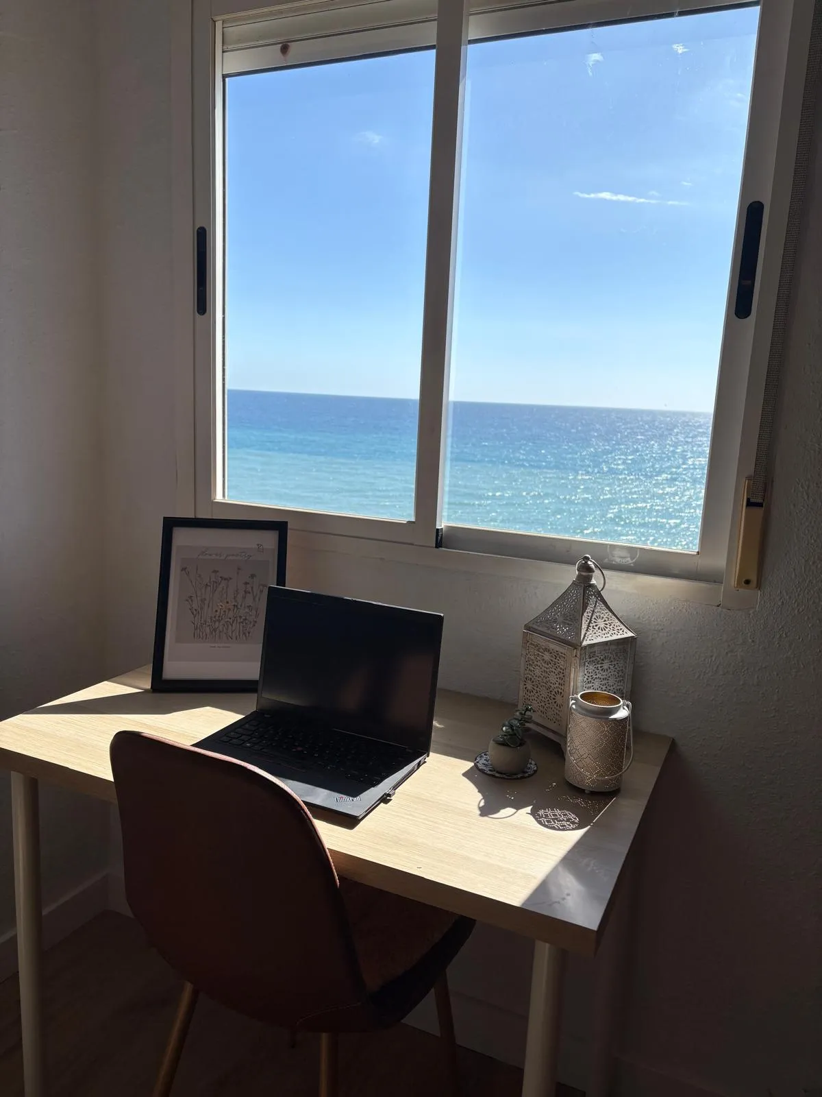 Escritorio con ventana al mar Mediterráneo