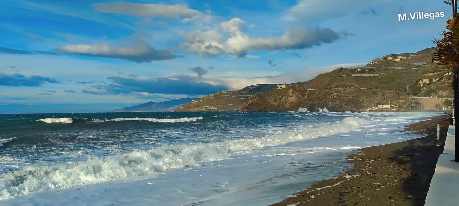 Mar Mediterráneo con cielo de nubes